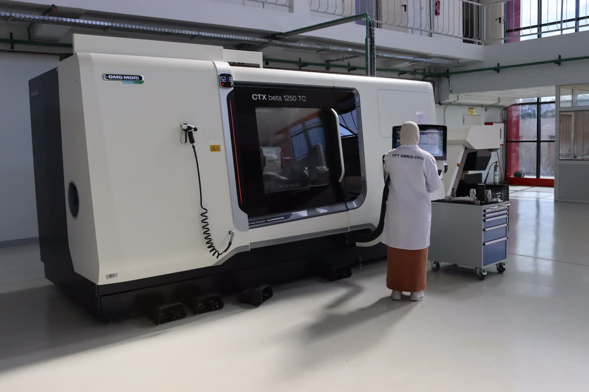 Opératrice sur le tour CNC DMG-MORI CTX BETA 1250TC